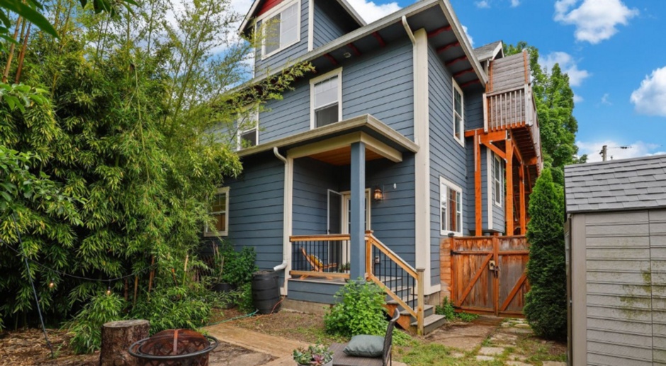 *$1000 off first month of rent if lease signed by 3/18* Gorgeous 4 Bedroom Home Located in Portland's Iconic Burnside, Belmont, Hawthorne, and Division Neighborhoods!