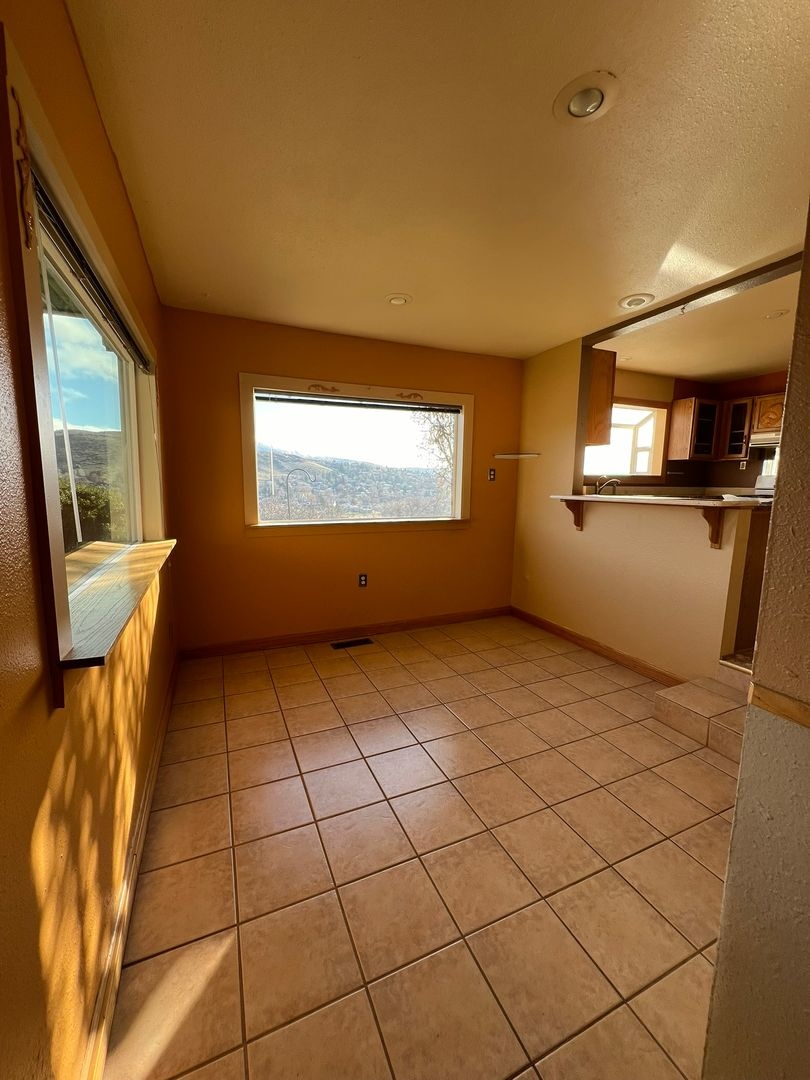 Peaceful 3 Bedroom 2 Bath with Amazing Views!