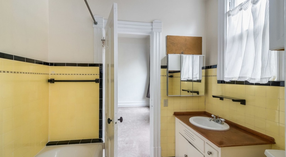 889 Laurel Street - 2 bedroom | 1 bath | Upper unit Victorian 