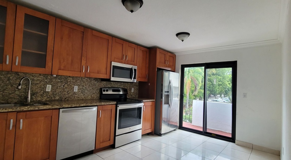 2 Beds/1 Bath at the Roads next to Vizcaya Metrorail Station. Move in Special !