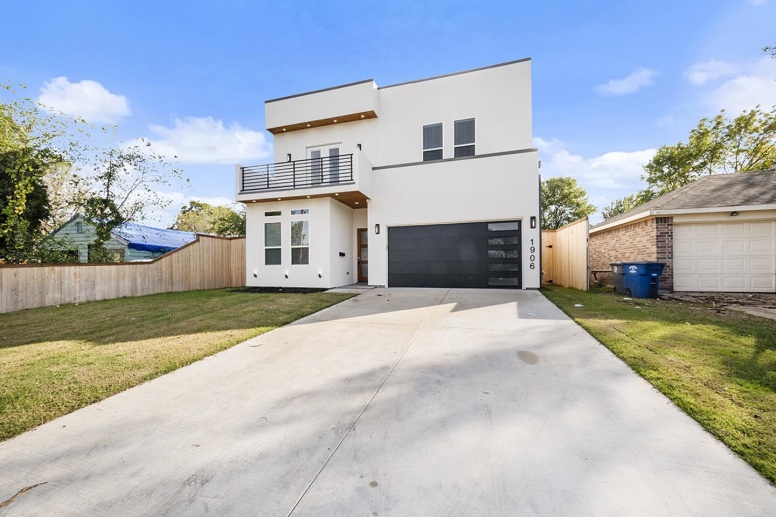 New West Dallas home with rooftop balcony near Trinity Groves