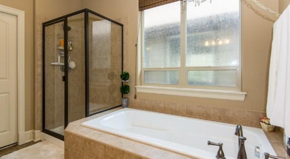 BEAUTIFUL 3 Bedroom 2 Bath Home in Wilsonville!! Quiet Street, Must See!